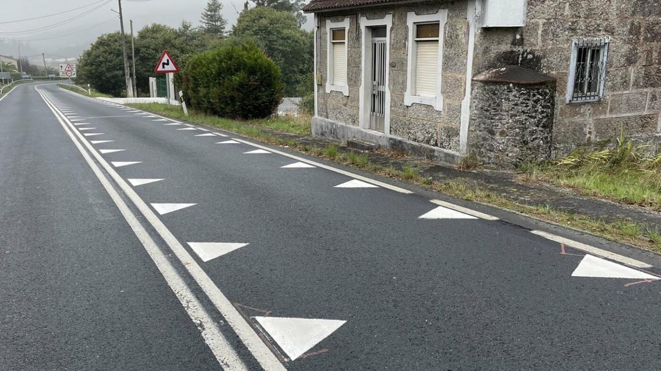 Une route avec un marquage type 
