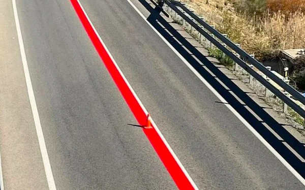 Une ligne rouge sur une route