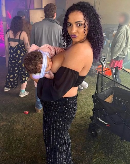 Tayah Ettienne en train d'allaiter sa fille lors du festival 