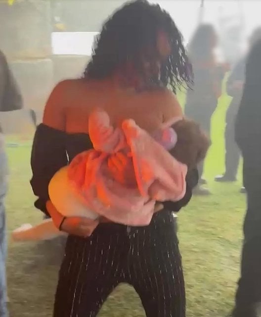 Tayah Ettienne en train d'allaiter sa fille lors du festival 