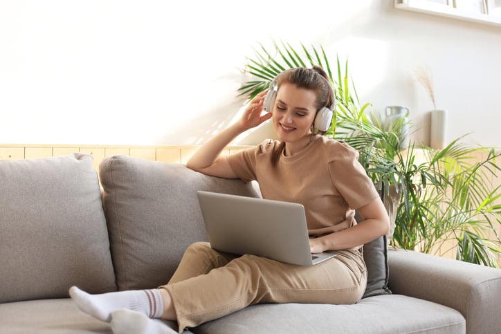 Une heune femme en télétravail