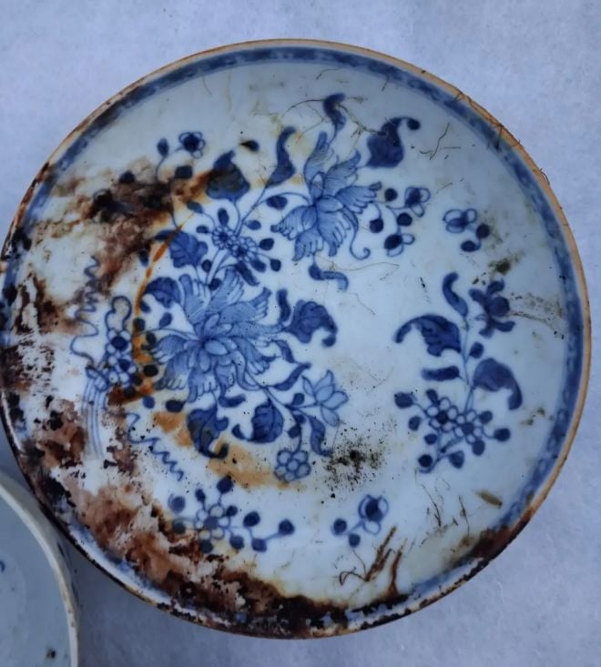 Une assiette de porcelaine retrouv&eacute;e