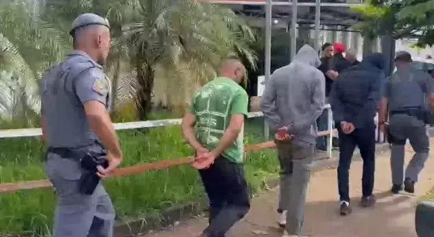 Maicon Fernandes Cintra (42 ans), Luis Felipe Feliciano Egoroff (32 ans) et Vitor de Freitas Gon&ccedil;alves peu apr&egrave;s leur arrestation au Br&eacute;sil