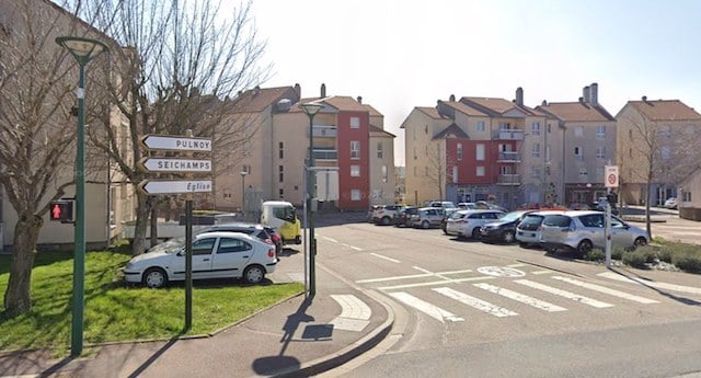 Des voitures stationn&eacute;es dans un parking &agrave; Saulxures-l&egrave;s-Nancy