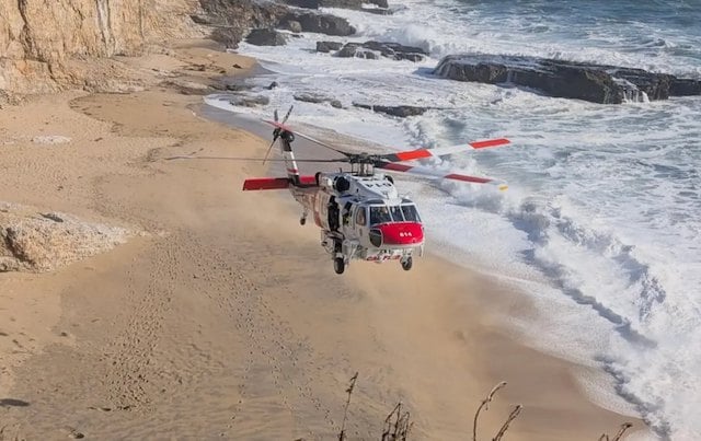 Un h&eacute;licopt&egrave;re survolant la plage