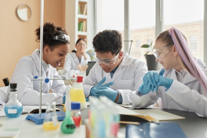 Des &eacute;l&egrave;ves en classe de physique-chimie