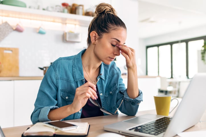 Une salari&eacute;e fatigu&eacute;e sur son lieu de travail