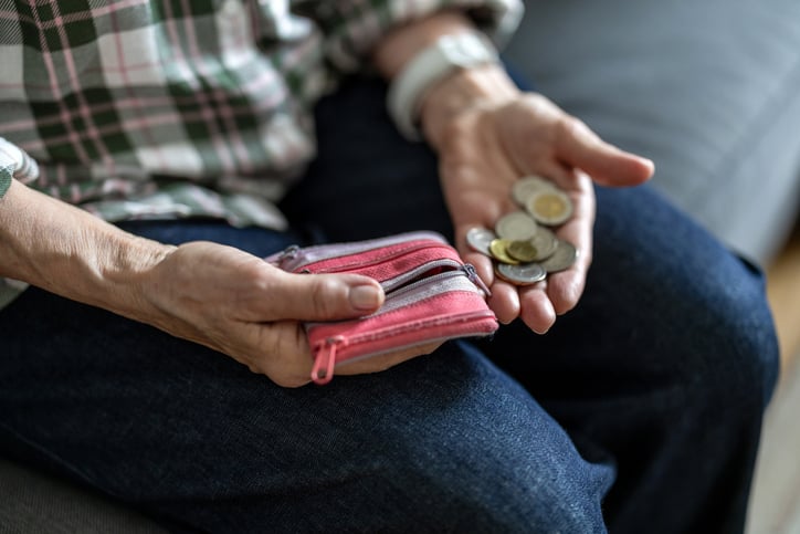 Une femme âgée a des pièces dans la main