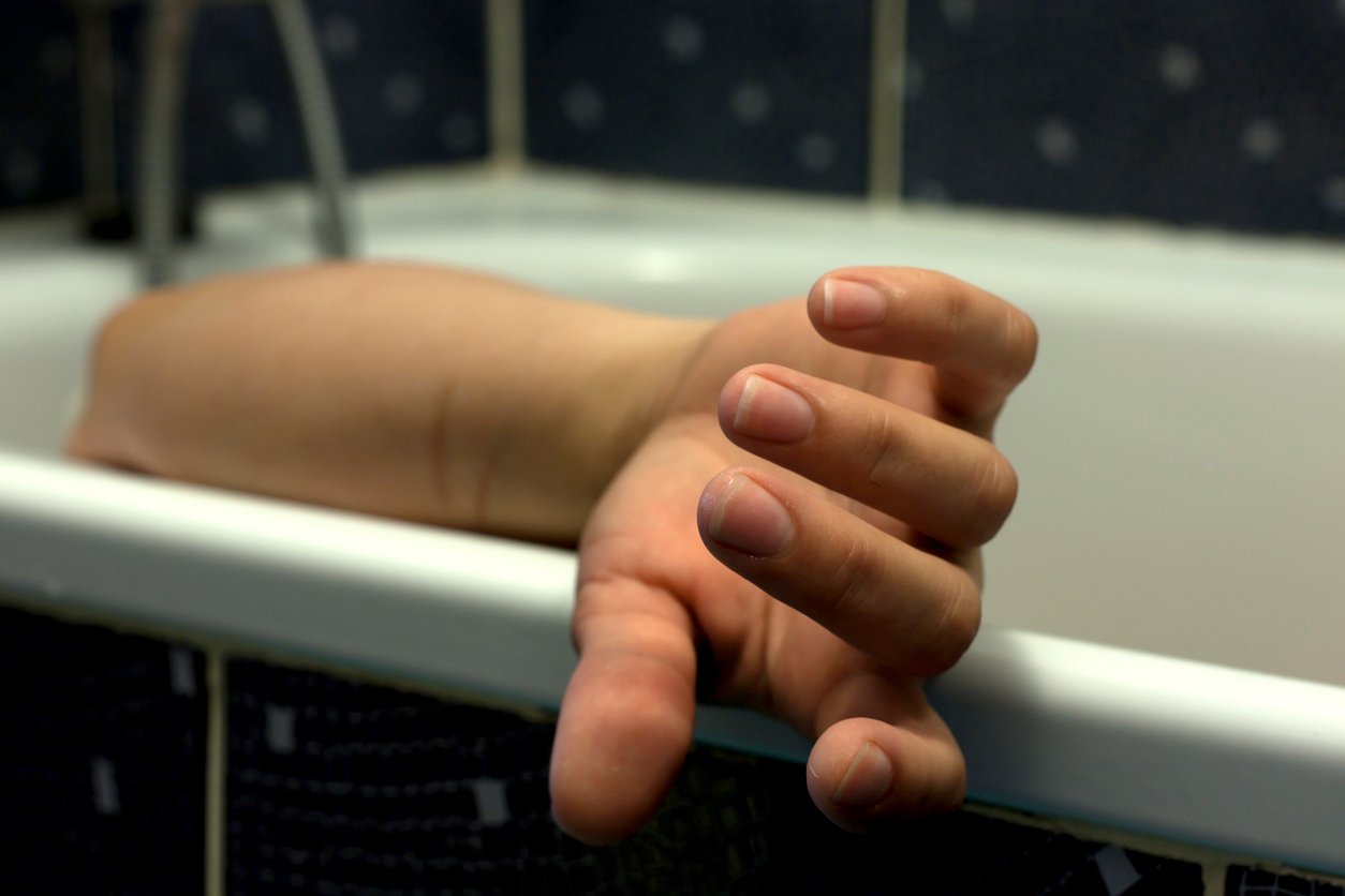 La main d'une personne dans une baignoire