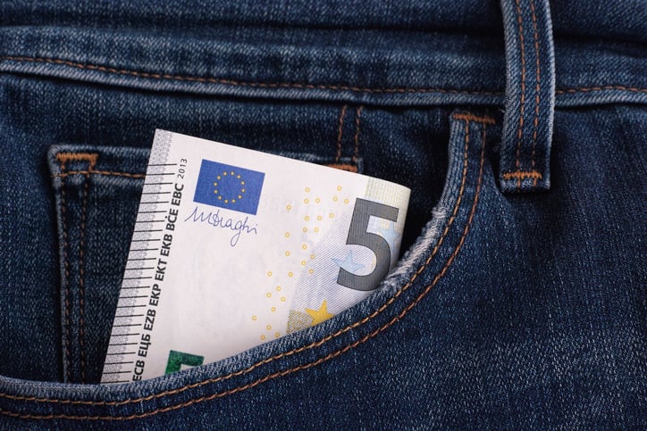 Un billet de 5 euros dans une poche de pantalon