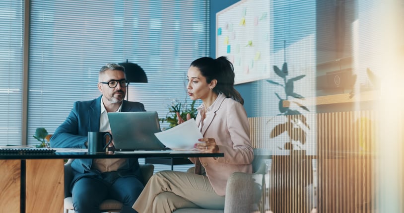 Un homme et une femme travaillent ensemble