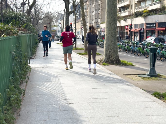 Des joggeurs dans la rue