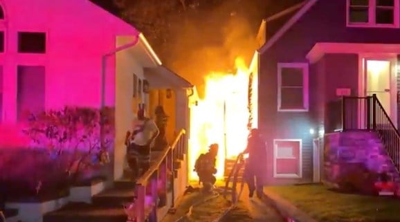 Capture d'écran montrant des pompiers éteindre l'incendie