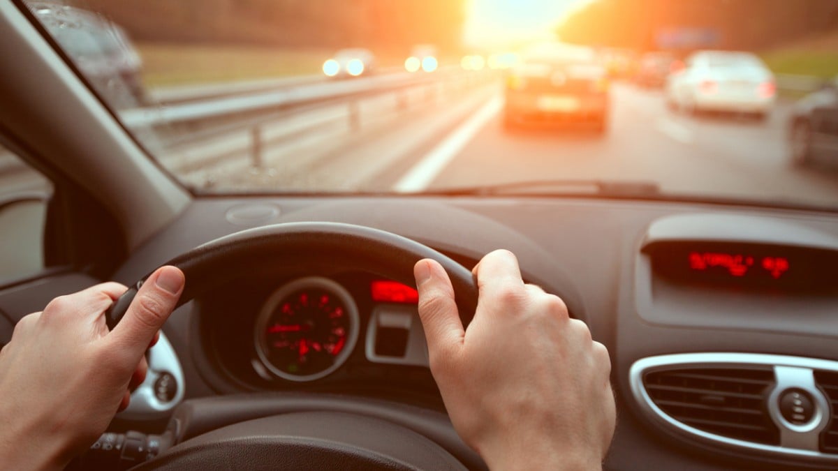 Une personne en train de conduire