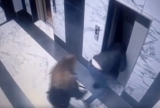 Capture d'écran montrant le petit garçon tomber dans la cage d'ascenseur