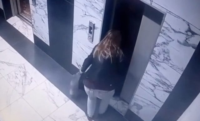 Capture d'écran montrant le petit garçon tomber dans la cage d'ascenseur