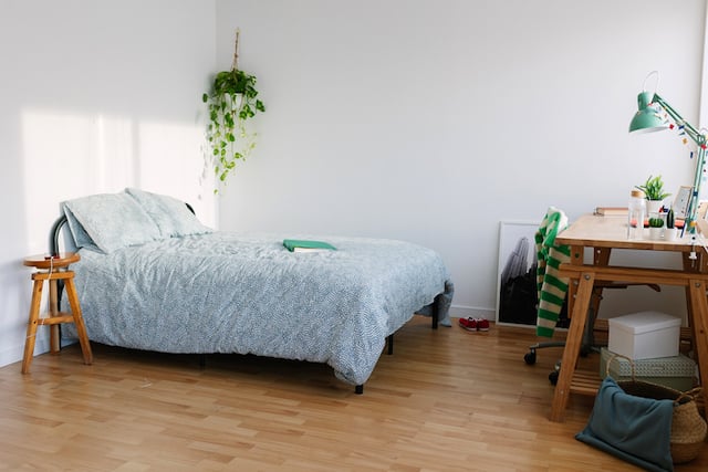 Une chambre propre et rangée
