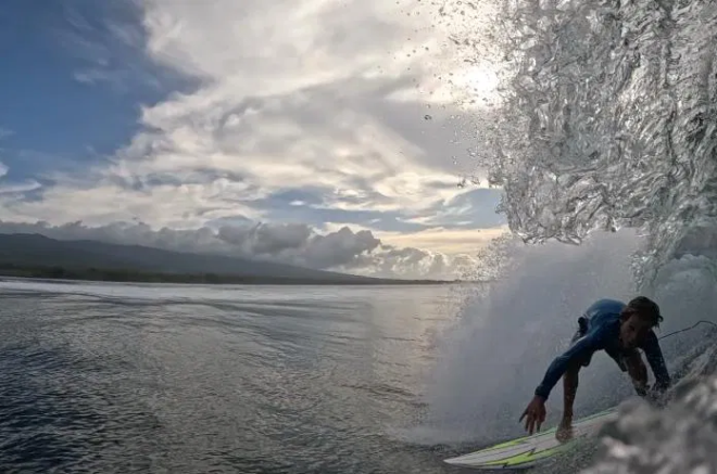 Evan Campbell en train de surfer