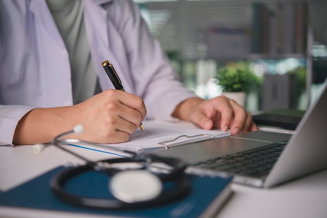 Un médecin en train de prescrire une ordonnance 