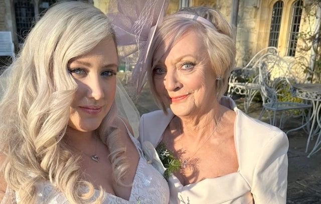 Freya et sa mère le jour de son mariage