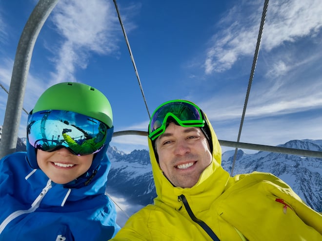 Un père et son fils en vacances au ski