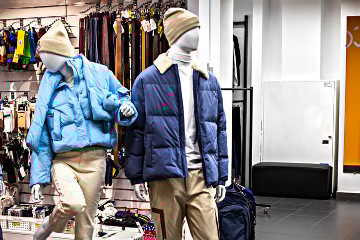 Des blousons de ski en vente dans une boutique spécialisée