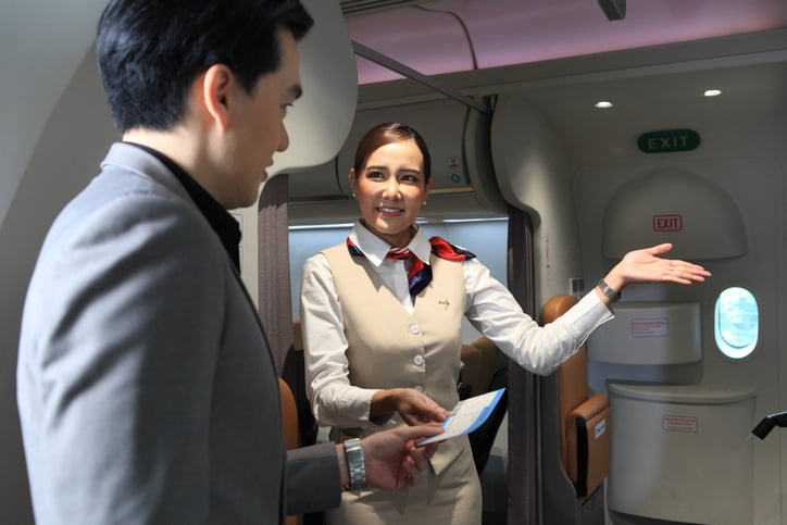 Une hôtesse de l'air dans un avion