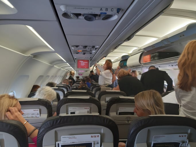 Des passagers debout dans un avion