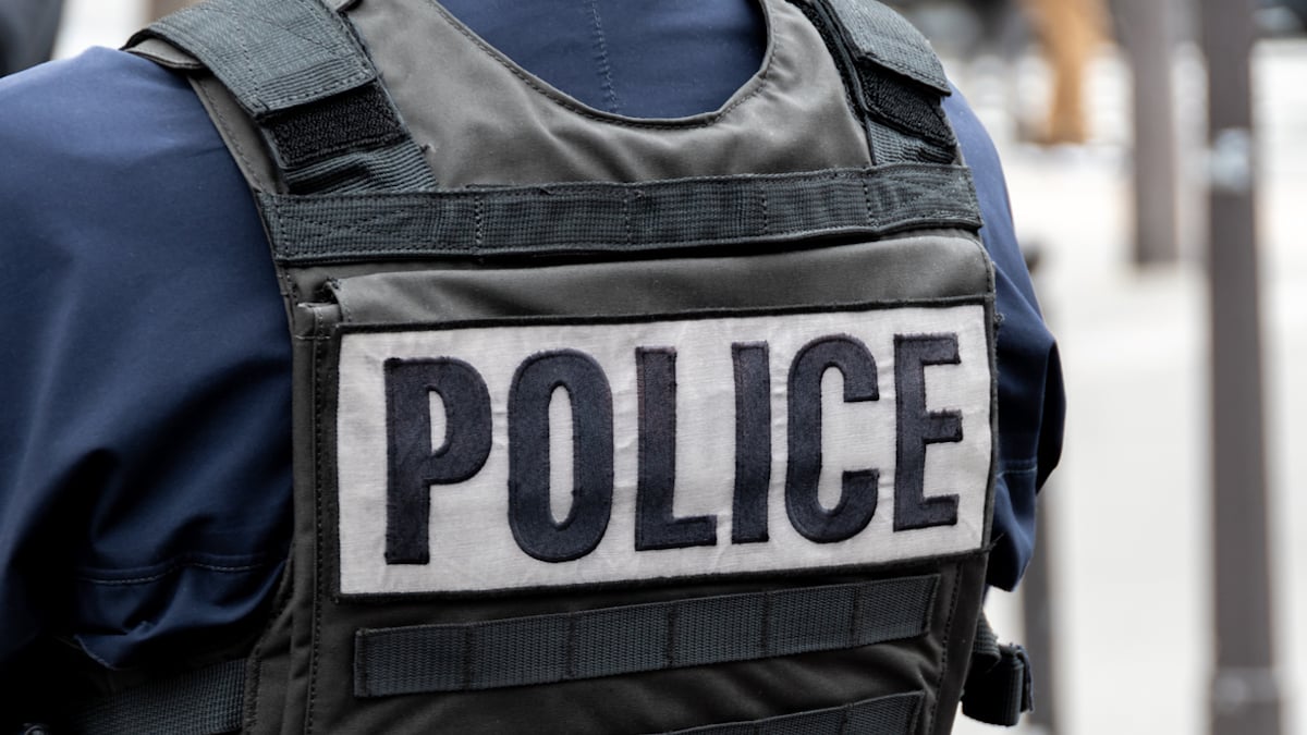 Un policier en tenue