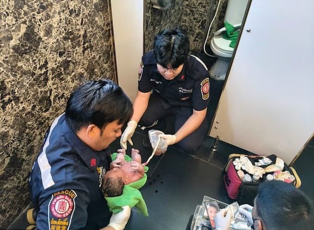 Capture d'écran montrant les secours prendre en charge le nouveau-né