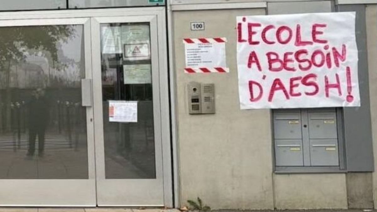 Banderole accrochée sur la façade d'une école de Champigny-sur-Marne