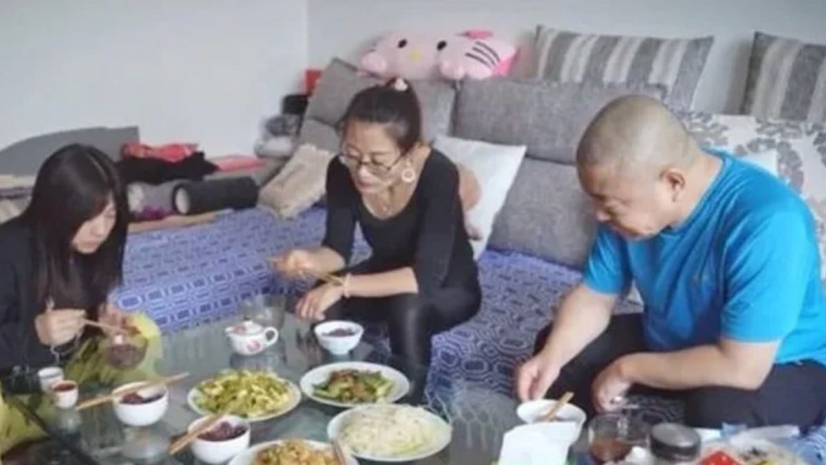 Gui Junmin et sa nouvelle compagne (au centre)