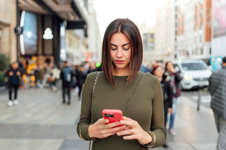 Une femme sur son téléphone