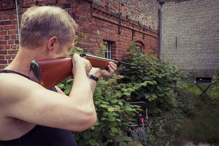 Un homme tire à la carabine