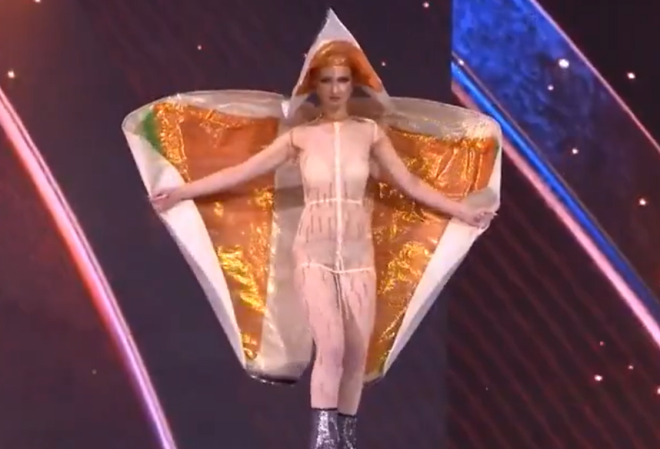 Miss Norvège déguisée en saumon