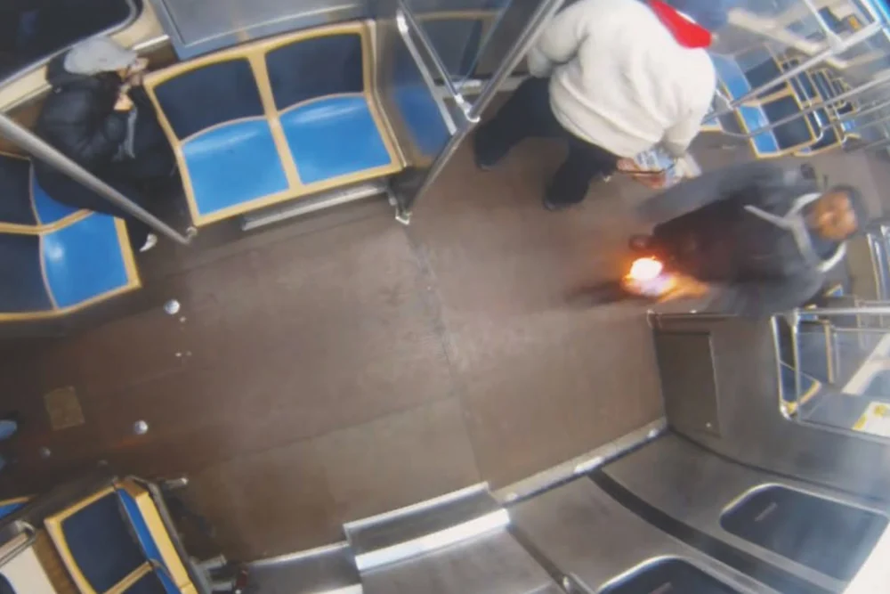 Images de surveillance du métro de Chicago, montrant un homme en train d'immoler une femme par le feu