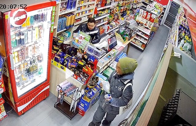 Capture d'écran montrant la cliente repartir avec ses articles 