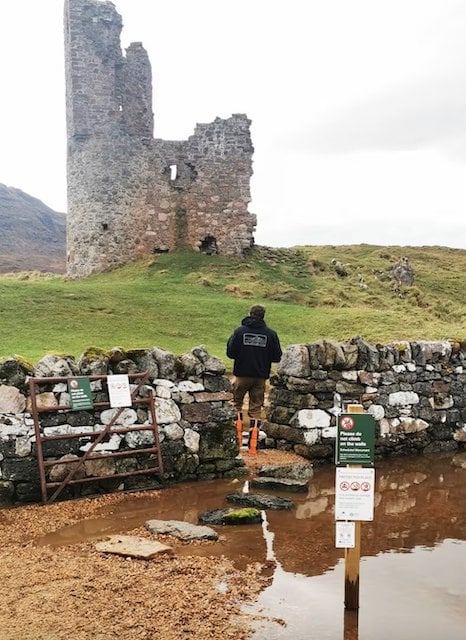 Photo montrant une partie du mur du château 