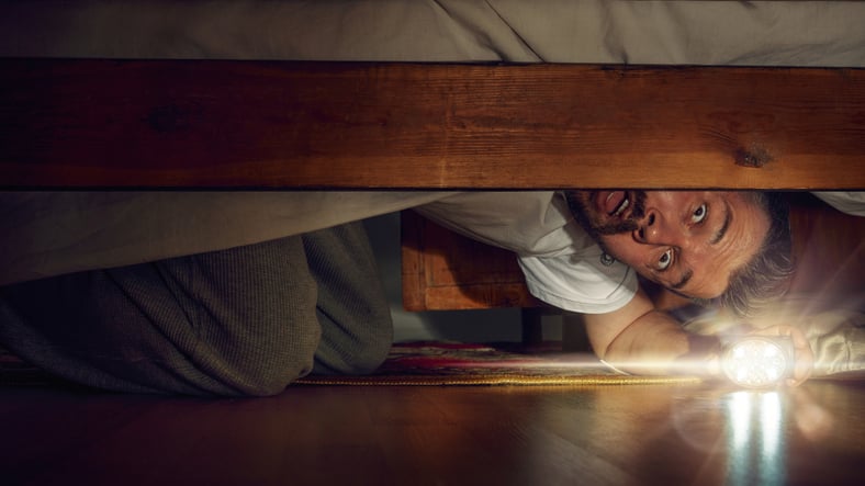 Un homme fait une macabre découverte, sous un lit