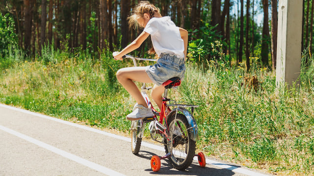 Une petite fille à vélo