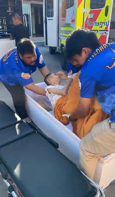 Capture d'écran montrant Chonthirot dans son cercueil 