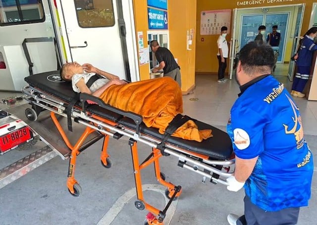 Capture d'écran montrant Chonthirot lors de sa prise en charge par les secouristes