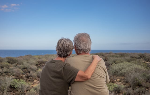 Un couple âgé en train de contempler l'horizon 