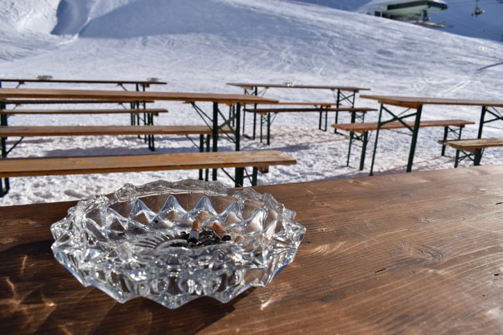 Un cendrier sur une table dans la neige