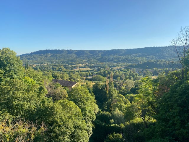 Vue panoramique sur une vallée du sud de la France