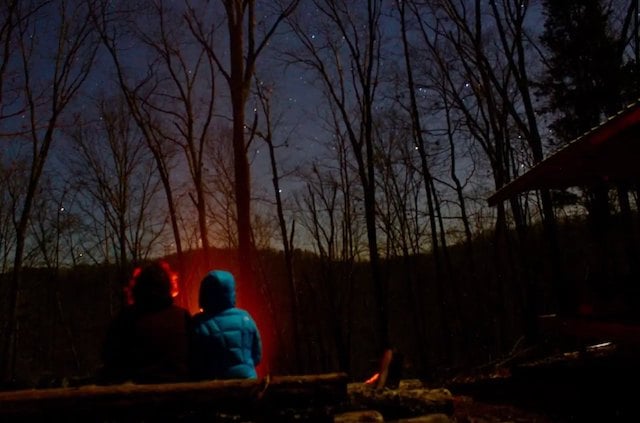 Jordan Charbonneau et son partenaire en train de contempler le ciel nocturne 