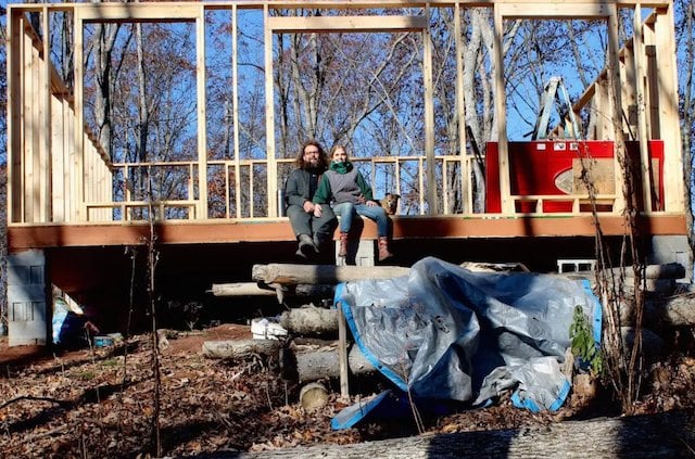 Jordan Charbonneau et son compagnon devant leur cabane