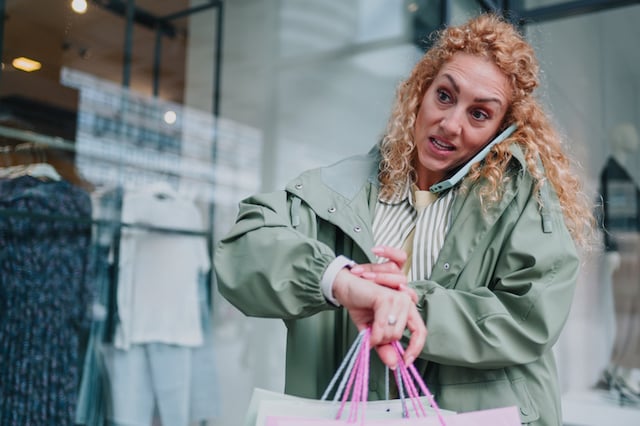 Une femme affichant une mine surprise au téléphone