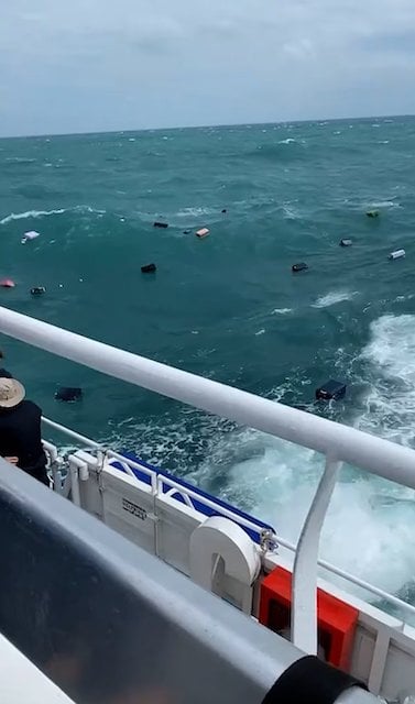 Capture d'écran montrant les valises flotter dans l'eau 