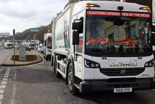 Convoi de camions poubelles 